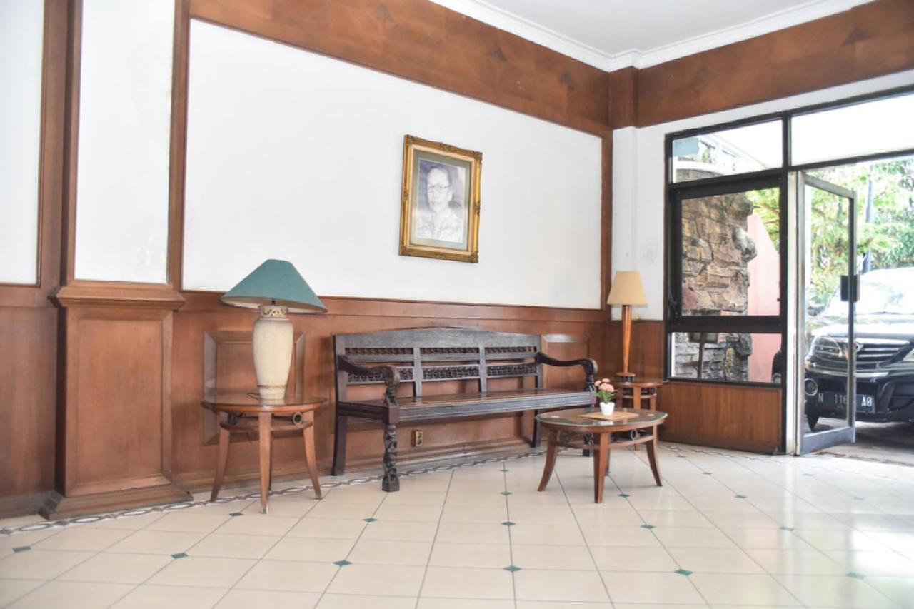 Reddoorz Near Kampung Warna Warni Hotell Malang Exteriör bild